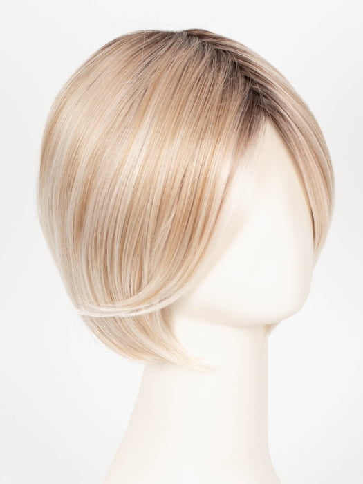 EL14/1001/R8 SUN & SAND LIGHTED | Face-framing highlights transition into a warm blonde artfully blended with platinum silver blonde, shaded with dark roots