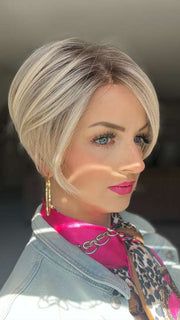 Sandy @i_be_wiggin wearing KARI by ENVY BY ALAN EATON in color PLATINUM SHADOW | Light Blonde with Dark Roots