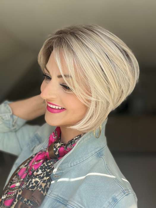 Sandy @i_be_wiggin wearing KARI by ENVY BY ALAN EATON in color PLATINUM SHADOW | Light Blonde with Dark Roots