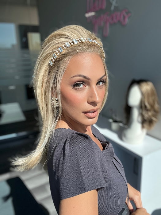 ROXIE  is wearing ALASIA by ELLEN WILLE (STYLED)  in color BAHAMA BEIGE SHADED 22.16.26 | Medium Honey Blonde, Lightest Ash Blonde, and Lightest Reddish-Brown Blend with Medium Shaded Roots