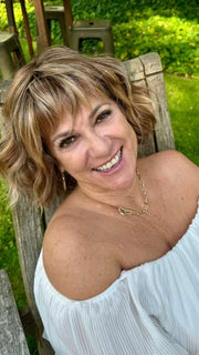 Susan Cooke wearing TREND by TRESSALLURE in color 17/23/R8 | Beige Blonde and Auburn Blended with Medium Brown Roots