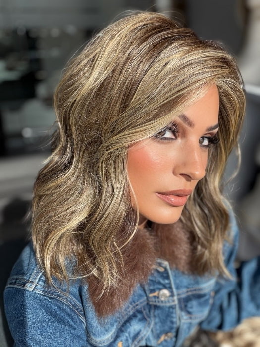 Roxie Wearing WAVY DAY by RAQUEL WELCH in RL9/24SS ICED CAFÉ LATTE | Dark Brown shaded with Golden Brown

 