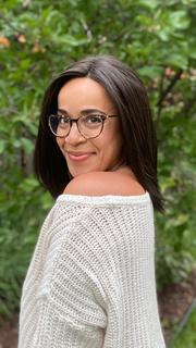 Brea @getwiggywithbrea wearing DRIVE by ELLEN WILLE in color ESPRESSO MIX 2.4 | Darkest Brown base with a blend of Dark Brown and Warm Medium Brown