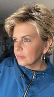 Donna @style.me.ageless wearing DAILY by ELLEN WILLE in color CHAMPAGNE ROOTED 22.20.25 | Light Beige Blonde, Medium Honey Blonde, and Platinum Blonde blend with Dark Roots