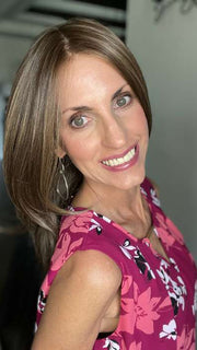 Lisa Mullins @beautifulyouwigreviews wearing DREW by JON RENAU in color 8RH14 MOUSSE CAKE | Medium Brown with 33% Medium Natural Blonde Highlights
