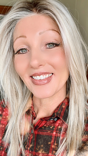 Alicia F. @wigginout wearing WELL PLAYED by RAQUEL WELCH in color RL19/23SS SHADED BISCUIT | Cool Platinum blonde with subtle highlights and medium brown roots