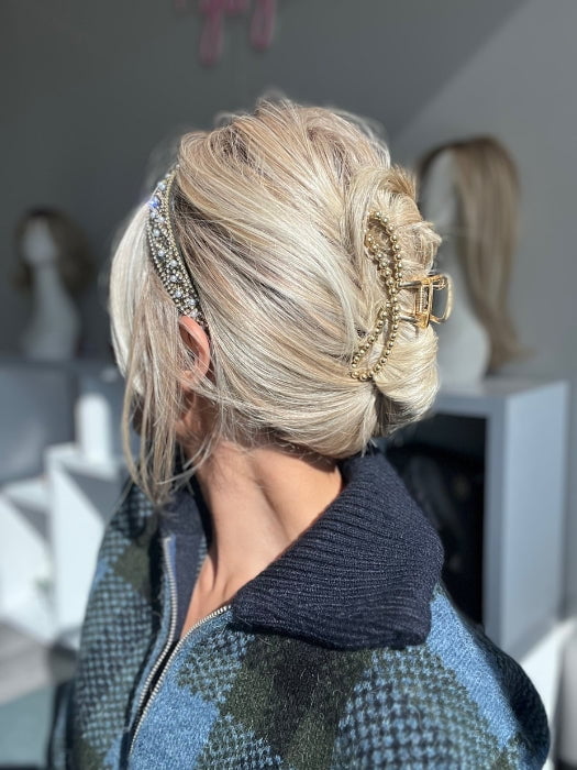 ROXIE wearing ALWAYS by RAQUEL WELCH (Styled) in RL19/23SS SHADED BISCUIT | Light Ash Blonde Evenly Blended with Cool Platinum Blonde and Dark Roots 