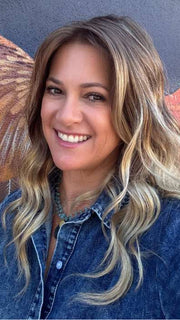 Susan Cooke @wigs_with_wisdom wearing RACHEL LITE by JON RENAU in S14-26/88RO SUNSHINE | Medium Natural-Ash Blonde & Medium Red-Gold Blonde Blend roots to midlength, Light Natural Gold Blonde Blend midlength to ends