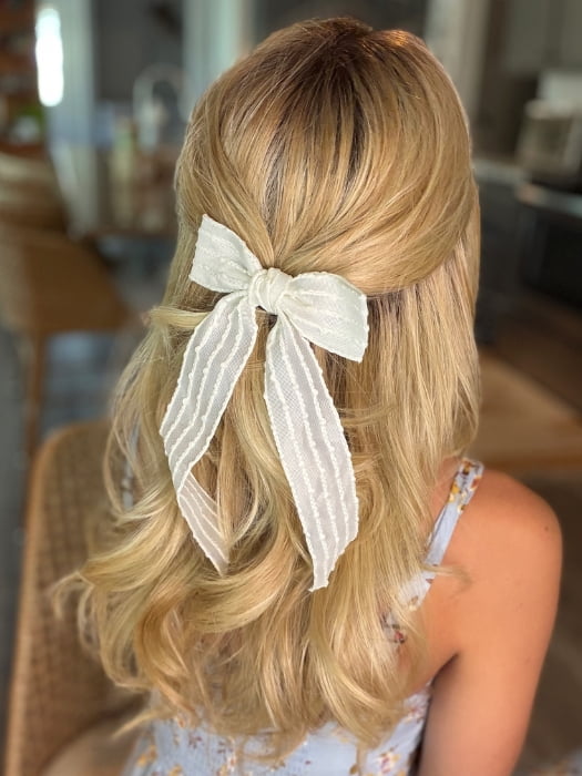 Roxie wearing DIVA by ELLEN WILLE (Styled) in SAHARA-BEIGE-ROOTED 26.20.25 | Light Golden Blonde, Light Strawberry Blonde, and Lightest Golden Blonde blend with Dark Shaded Roots