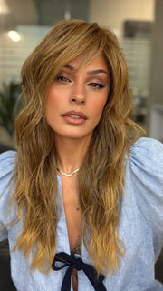 Roxie is wearing CALIFORNIA BEACH WAVES by TRESSALLURE in color 24/18T 24/18T | Dark Ash Blonde
