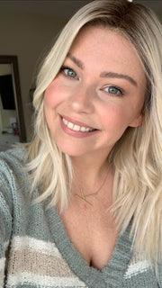 Model is wearing DRIVE MONO PART by ELLEN WILLE in PASTEL BLONDE ROOTED 25.22.26 | Pearl Platinum, Dark Ash Blonde, and Medium Honey Blonde mix with a darker root