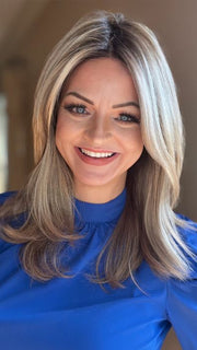 Sandy @i_be_wiggin wearing BOBBI by ENVY BY ALAN EATON in color SPARKLING CHAMPAGNE | Medium Brown roots with overall Strawberry Blonde base and soft Golden Blonde highlights