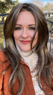 Marcie Mertz @wig.obsessed wearing ZARA by JON RENAU in color 10RH16 CAFFE MOCHA | Light Brown with 33% Light Natural Blonde Highlights