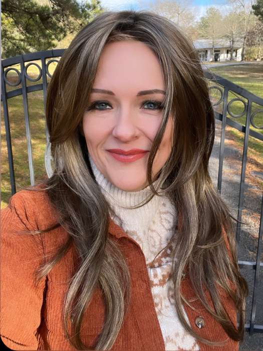 Marcie Mertz @wig.obsessed wearing ZARA by JON RENAU in color 10RH16 CAFFE MOCHA | Light Brown with 33% Light Natural Blonde Highlights