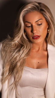 Roxie is wearing RUNWAY REHEARSAL by RAQUEL WELCH in RL19/23SS SHADED BISCUIT | Light Ash Blonde Evenly Blended with Cool Platinum Blonde with Dark Roots
