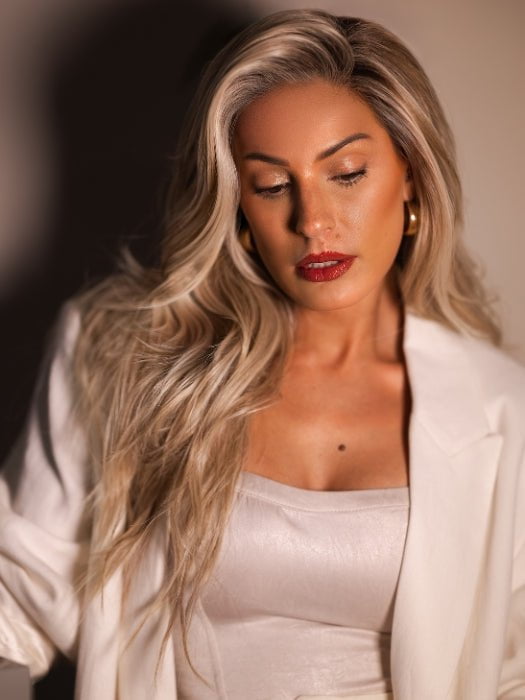 Roxie is wearing RUNWAY REHEARSAL by RAQUEL WELCH in RL19/23SS SHADED BISCUIT | Light Ash Blonde Evenly Blended with Cool Platinum Blonde with Dark Roots