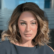 ROXIE wearing NYX by RENE OF PARIS in MARBLE-BROWN-R | Medium Brown Evenly Blended with Light Honey Brown With Dark Roots
PPC MAIN IMAGE