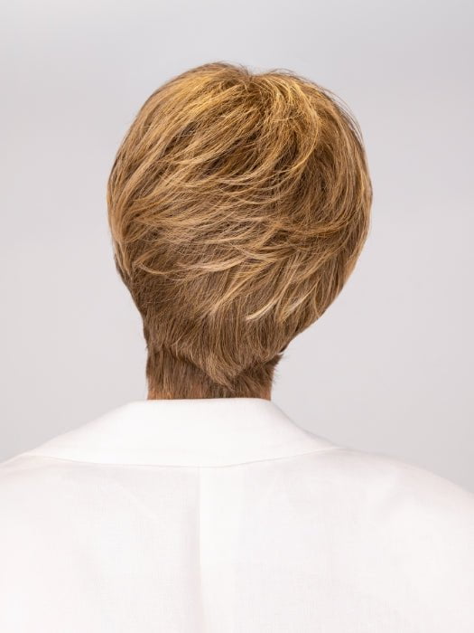 Model is wearing SHARI by ENVY in color 24/18 FROSTED | Light Brown with Wheat Blonde blended highlights