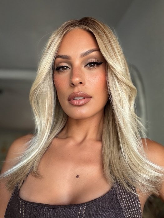Roxie wearing BOX OFFICE BEAUTY by RAQUEL WELCH in SS19/23 SHADED BISCUIT | Cool Platinum Blonde with subtle highlights and Medium Brown roots
