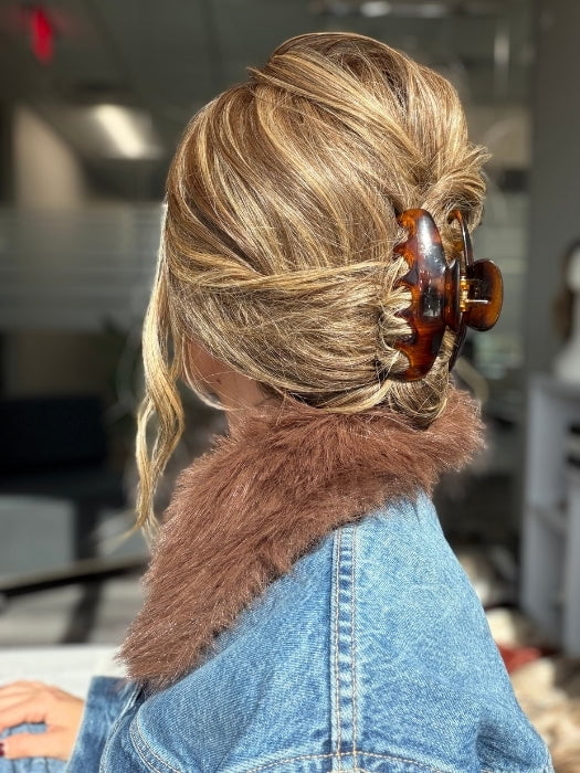 Roxie Wearing WAVY DAY by RAQUEL WELCH (STYLED) in RL9/24SS ICED CAFÉ LATTE | Dark Brown shaded with Golden Brown 
