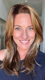 Jenny B. @thewiggygirl wearing BELINDA by ENVY BY ALAN EATON in color TOASTED SESAME | Medium Brown roots with overall Warm Cinnamon base and Golden Blonde highlights