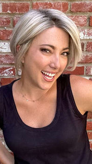 Jen Brown @being_mrs_brown wearing IDALIA by JON RENAU in color FS17/101S18 PALM SPRINGS BLONDE | Light Ash Blonde with Pure White Natural Violet Bold Highlights, Shaded with Dark Natural Ash Blonde | outdoor lighting