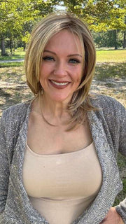 Marcie Mertz @wig.obsessed wearing MALIBU by BELLETRESS in color CARAMEL BLONDE R | Light Brown Rooted, with a blend of Light Gold Blonde, hint of Strawbery Blonde and Light Auburn with the balance of Cool, Light Blonde Highlights.
