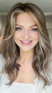 Sandy @i_be_wiggin wearing RACHEL LITE by JON RENAU in color 10RH16 CAFFE MOCHA | Light Brown with 33% Light Natural Blonde Highlights