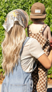 Roxie is wearing RUNWAY REHEARSAL by RAQUEL WELCH in RL19/23SS SHADED BISCUIT | Light Ash Blonde Evenly Blended with Cool Platinum Blonde with Dark Roots