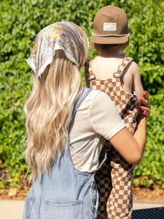 Roxie is wearing RUNWAY REHEARSAL by RAQUEL WELCH in RL19/23SS SHADED BISCUIT | Light Ash Blonde Evenly Blended with Cool Platinum Blonde with Dark Roots