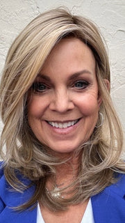Susan Sparks @sparkles_intheworld wearing DREW by JON RENAU in color 12FS12 MALIBU BLONDE | LIght Gold Brown, Light Natural Gold Blonde, Pale Natural Gold-Blonde Blend, Shaded with Light Gold Brown