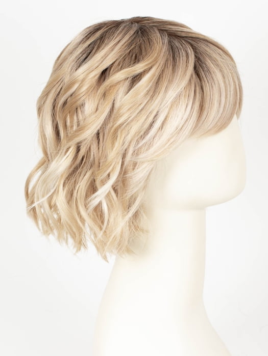 EL14/1001/R8 SUN & SAND LIGHTED | Face-framing highlights transition into a warm blonde artfully blended with platinum silver blonde, shaded with dark roots 