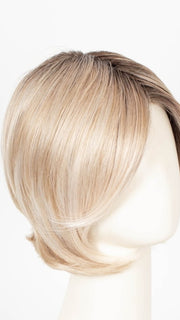 EL14/1001/R8 SUN & SAND LIGHTED | Face-framing highlights transition into a warm blonde artfully blended with platinum silver blonde, shaded with dark roots 