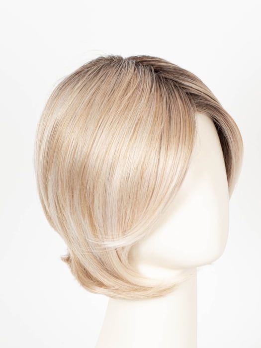 EL14/1001/R8 SUN & SAND LIGHTED | Face-framing highlights transition into a warm blonde artfully blended with platinum silver blonde, shaded with dark roots 
