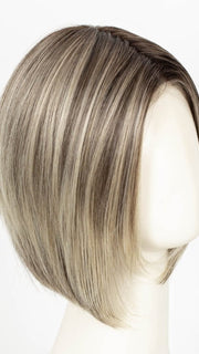 SPARKLING CHAMPAGNE BLONDE R | A radiant blend of champagne blonde with soft golden and beige tones, grounded by natural-looking roots in ash brown and dark blonde.