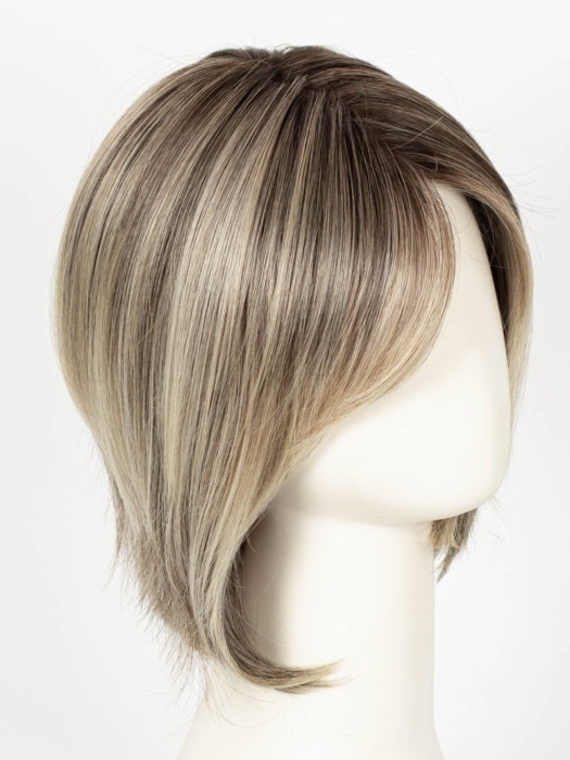 SPARKLING CHAMPAGNE BLONDE R | A radiant blend of champagne blonde with soft golden and beige tones, grounded by natural-looking roots in ash brown and dark blonde.