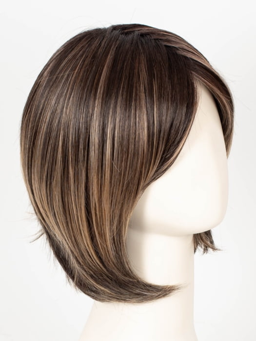 TRUFFLE CREAM-R | A chocolate truffle-inspired medium brown base with creamy light blonde highlights and dark roots, creating a balanced, multidimensional brunette.