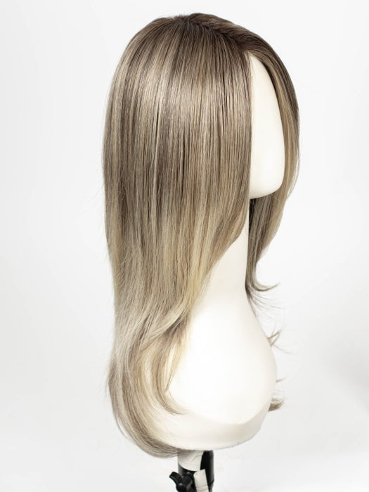 SPARKLING CHAMPAGNE BLONDE R | A radiant blend of champagne blonde with soft golden and beige tones, grounded by natural-looking roots in ash brown and dark blonde.