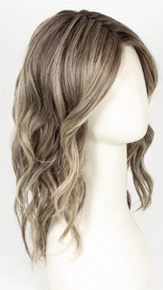 SPARKLING CHAMPAGNE BLONDE R | A radiant blend of champagne blonde with soft golden and beige tones, grounded by natural-looking roots in ash brown and dark blonde.