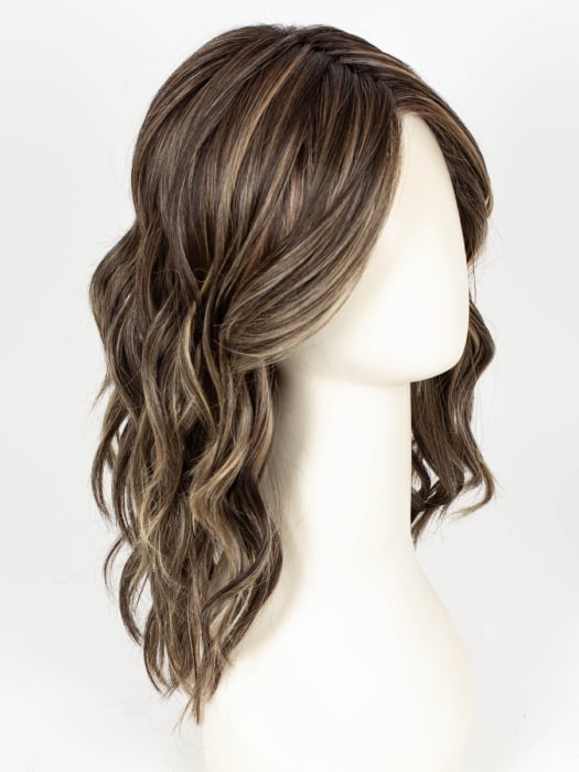 TRUFFLE CREAM-R | A chocolate truffle-inspired medium brown base with creamy light blonde highlights and dark roots, creating a balanced, multidimensional brunette.
