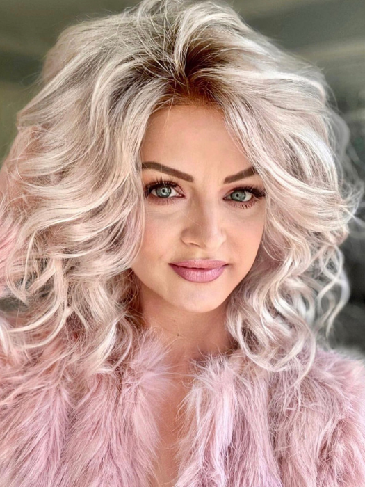 Sandy @i_be_wiggin wearing MILA by JON RENAU in color FS60/PKS18 FROST | Pure White with Pink Blended. Shaded with Dark Natural Ash Blonde