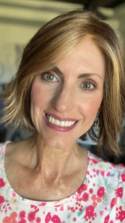 Lisa Mullins @beautifulyouwigreviews wearing ESPRIT by ELLEN WILLE in color MOCCA-LIGHTED 12.830.20 | Light Brown Base with Light Caramel Highlights on the Top only and a Darker Nape