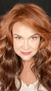 Tonya Gunias @thebeautyprofessorms.g wearing CALIFORNIA BEACH WAVES by TRESSALLURE in color 33/30 | Auburn Blend