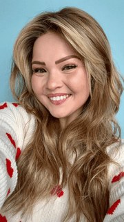 Marcy Gallant @theartofalopecia wearing CALIFORNIA BEACH WAVES by TRESSALLURE in color 14/26/R10 | Red Blonde with Gold Blonde highlights and Light Brown roots PPC MAIN IMAGE