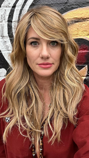 Jenny B. @thewiggygirl wearing CALIFORNIA BEACH WAVES by TRESSALLURE in color 14/26/R10 | Red Blonde with Gold Blonde highlights and Light Brown roots