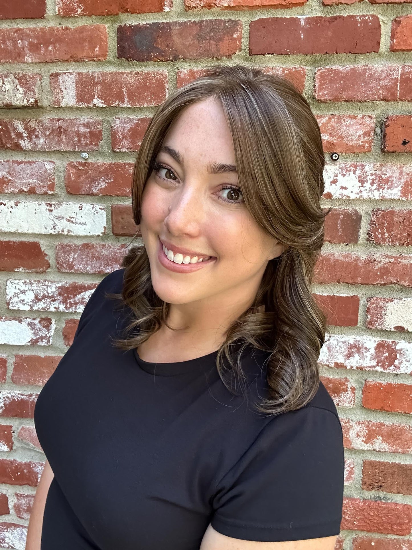 Jen Brown @thewiggygirl is wearing AURORA by JON RENAU in 8RH14 MOUSSE CAKE | Medium Brown with 33% Medium Natural Blonde Highlights