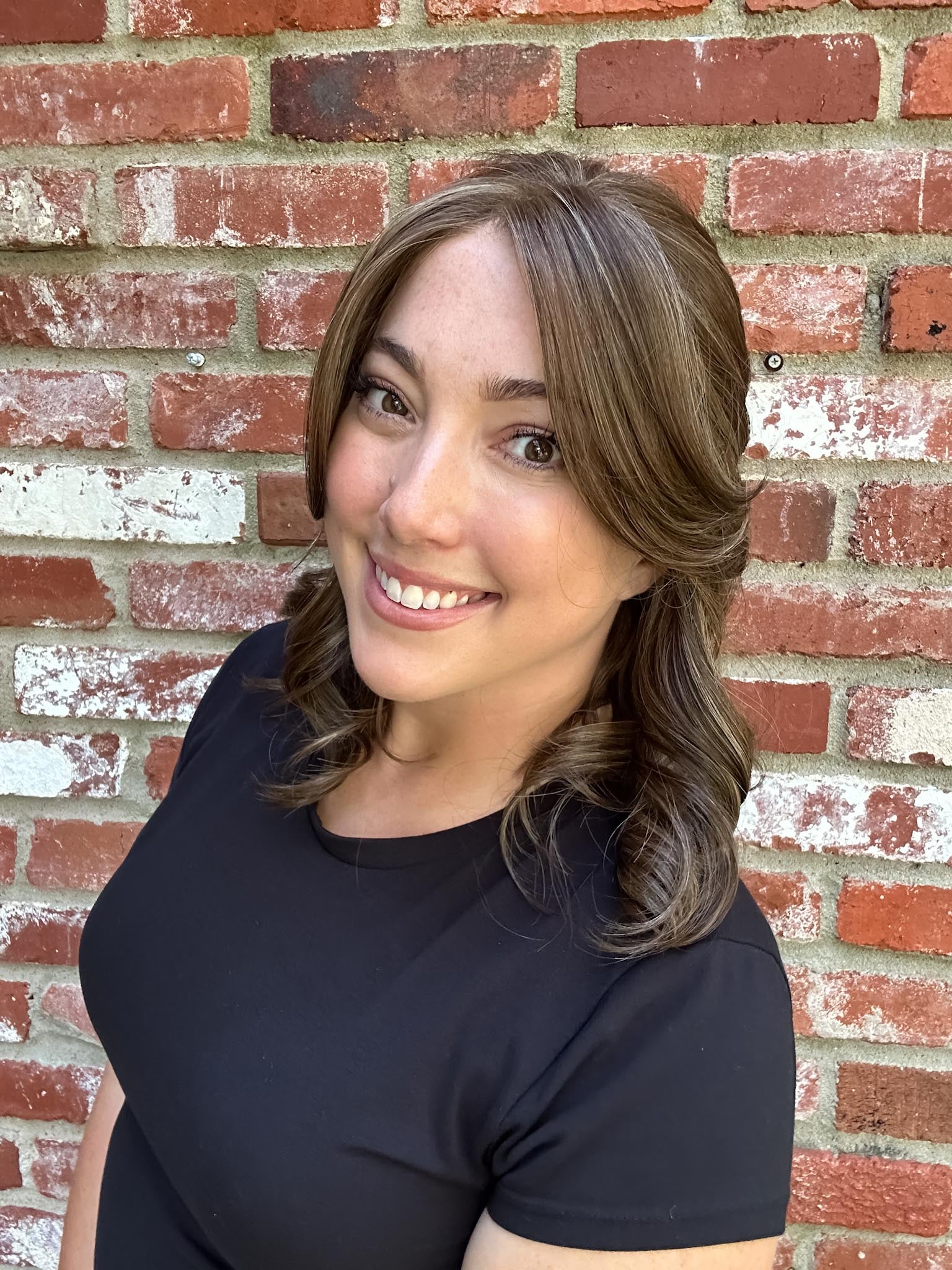 Jen Brown @thewiggygirl is wearing AURORA by JON RENAU in 8RH14 MOUSSE CAKE | Medium Brown with 33% Medium Natural Blonde Highlights