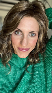 Lisa M. @beautifulyouwigreviews wearing JULIANNE LITE by JON RENAU in color 10RH16 CAFFE MOCHA | Light Brown with 33% Light Natural Blonde Highlights