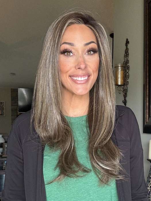  Nichole Corbett @nicholealee wearing Stay the Night by Raquel Welch in shade RL9/24SS SHADED ICED CAFÉ LATTE | Dark Brown shaded with Golden Brown 