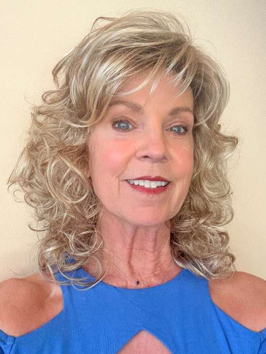 Susan @an_affair_with_hair wearing JESSICA by ESTETICA in color RH1488RT8 | Dark Blonde with Lightest Blonde Highlights and Golden Brown Roots